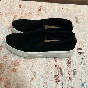 steve madden black velvet slip on’s